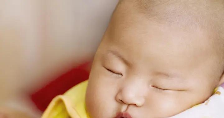 新手爸媽看過來！三個月寶寶睡眠時間標準及睡眠規律培養技巧