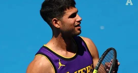 致敬詹姆斯，阿爾卡拉斯澳網開賽前訓練中上身詹姆斯湖人球衣