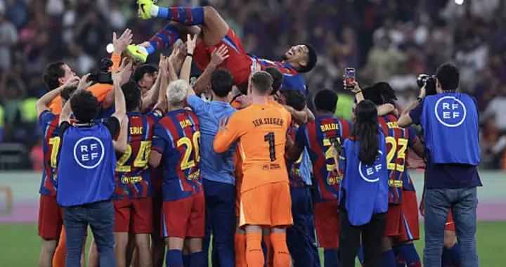 終於迴歸，比賽結束後阿勞霍被隊友們高高拋起