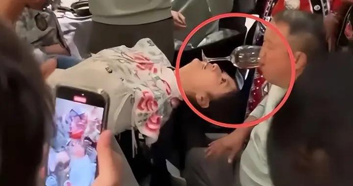 曾志偉卸任後玩開了，美女叼杯敬酒很享受，喝得滿臉通紅拍手叫好