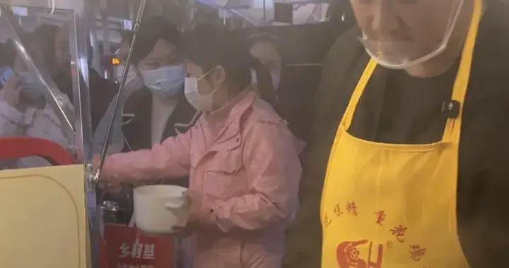 單親爸爸的小喫攤上，送出2026個餃子和新年的希望