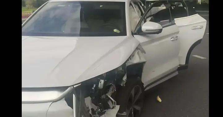 被判全責？一網約車爲送斷指乘客，在交警帶路闖紅燈時出車禍！司機：委屈困惑