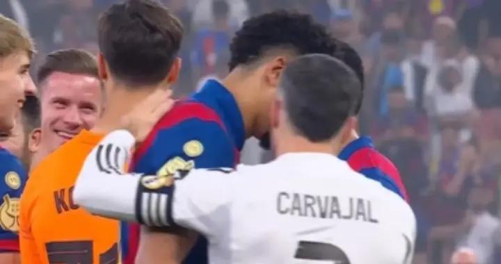 暖心，維尼修斯和卡瓦哈爾都與阿勞霍交談並詢問其恢復情況