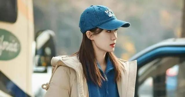 看了張小斐穿搭，我悟了：網紅羽絨服，看着高檔，實則智商稅