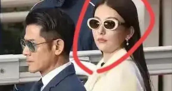 方媛產後陪郭富城看賽馬，腰粗胯寬還胖出雙下巴，不像92斤的體重