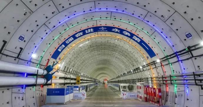 海太長江隧道：“滄淵號”挺進長江水域段
