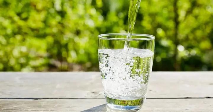 爲什麼醫生常讓多喝水？能改善多種健康問題，好處真不少