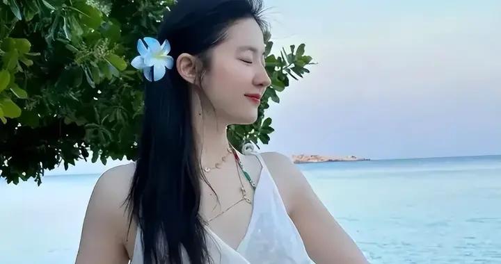 劉亦菲海邊無濾鏡照流出，肚子贅肉真實，網友：這纔是自然美