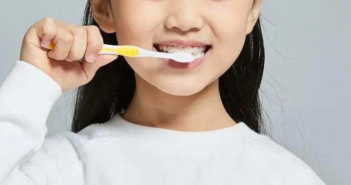 一天中最該刷牙的時刻，現在知道還不晚！