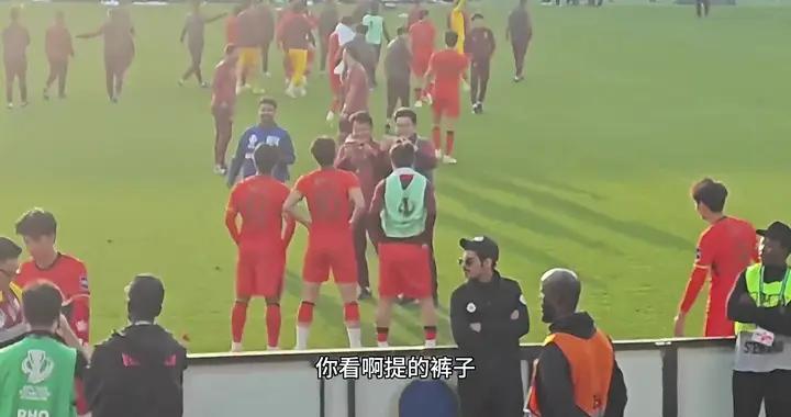 調皮，拜合拉木在王鈺棟賽後合照時扒他的褲子