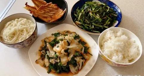 山東老兩口的午餐在朋友圈火了，網友：很會過日子，用心生活！