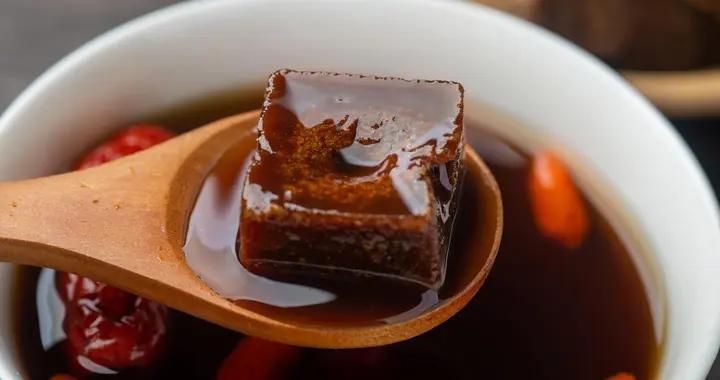 紅糖水溫熱下肚，經期不適能緩解？看懂成分與禁忌再喝不踩坑