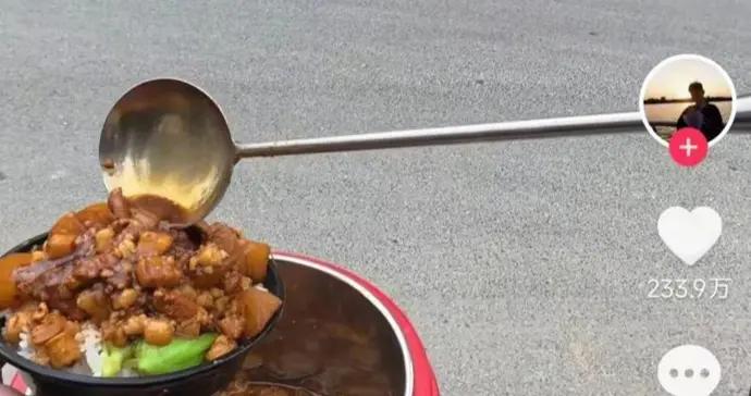 微言 | 小攤撐起煙火氣！從上門辦證看城市治理的 “雙向奔赴”