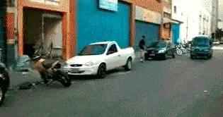 凌晨的公路上空無一人，我的車卻不停地自動剎停……