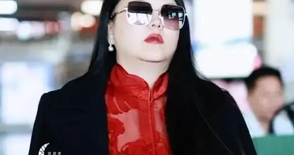 國內賺錢國外花！李湘賬號被禁言只是前奏，女兒王詩齡已被拖累