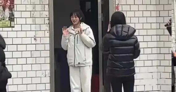 呆呆真給父母長臉！精心打扮接待同胞，被臺灣妹妹1句話感動哭了