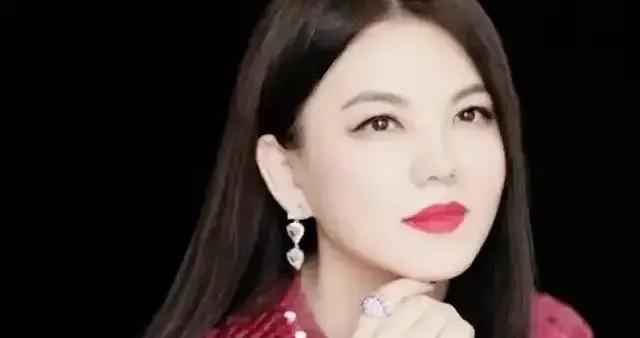 李湘被禁言不到24小時，帶女兒在香港逛商場很悠閒，已有人被牽連