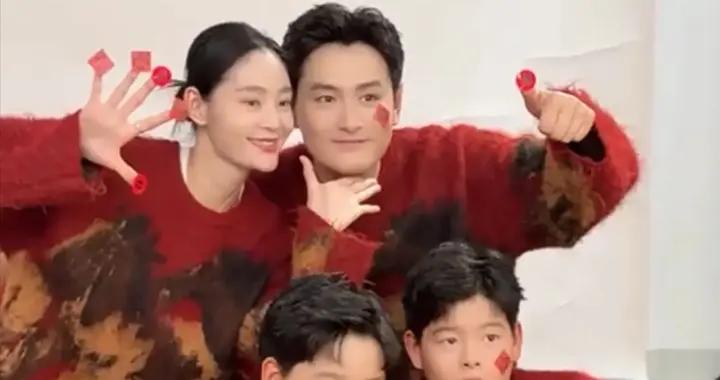 41歲王媛可曬全家福，帥老公王雨出鏡，倆兒子一模一樣太像爸爸！