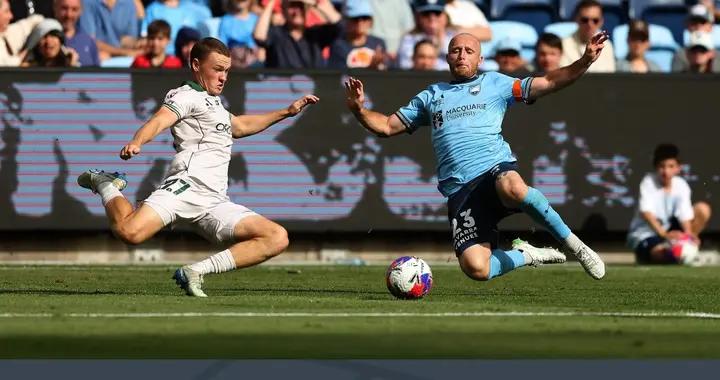 惠靈頓鳳凰2-0十人悉尼，阿爾米恩託破門，艾薩克-休斯建功，里斯-尤萊染紅