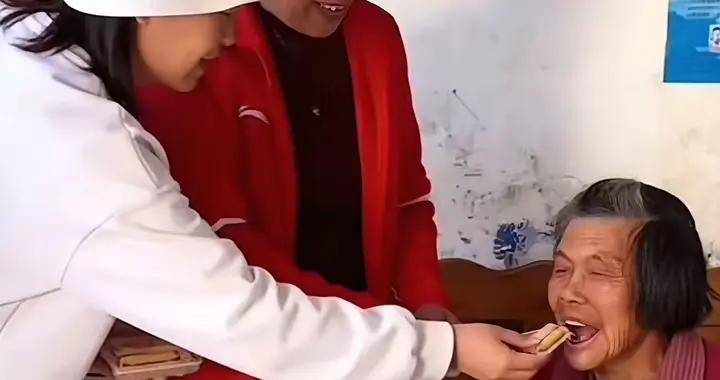 全紅嬋陪媽媽回孃家，親手喂外婆喫糕點很孝順，新房用三跑包電梯
