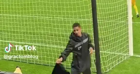 既能偷對手毛巾，又能比肩球員教練，球童原來能幹這麼多活？