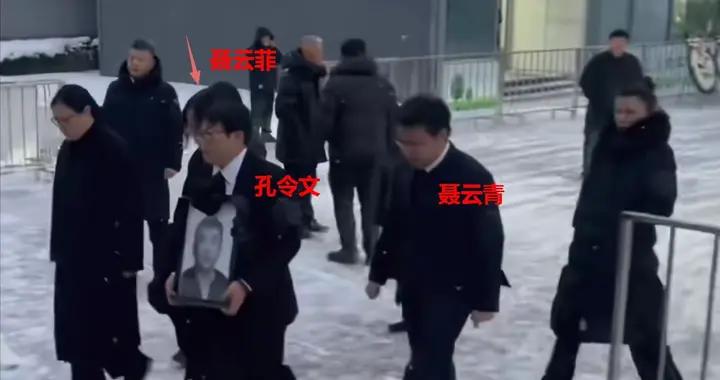 聶衛平追悼會，3子女悲痛現身，多張全家福曝光，雷軍送花圈悼念