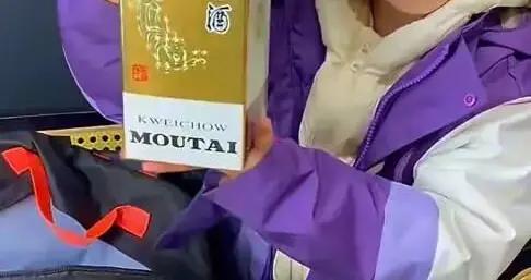 擺拍“女兒在學校跳蚤市場50元淘到名酒”，周某（男，32歲，無業）被行政處罰