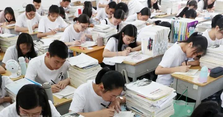 孩子讀初中，父母與其拼命捲成績，不如在這4個方面全力託舉娃！