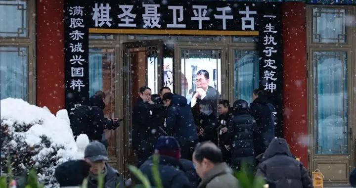 聶衛平的葬禮：長子手捧遺像，女兒鞠躬致謝，兩任前妻皆未露面！