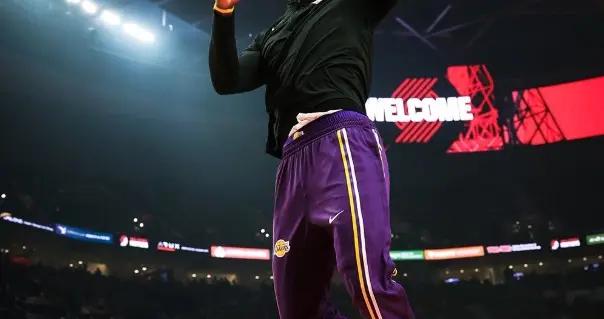 發揮全面效率不高，詹姆斯16中6取20分9板8助2帽，正負值-16