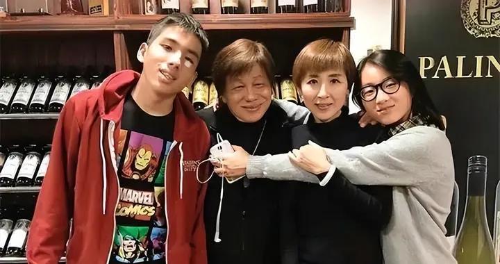 梁小龍家庭情況：有2任妻子3名子女，現任很漂亮，女兒是功夫高手