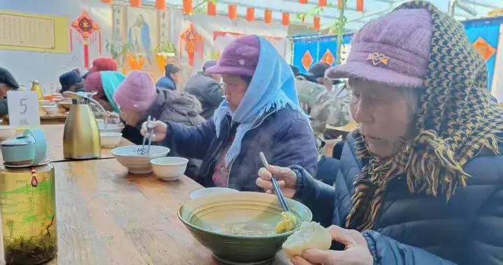 殘疾夫婦辦老年食堂，一隻大鍋托起熱氣騰騰的晚年