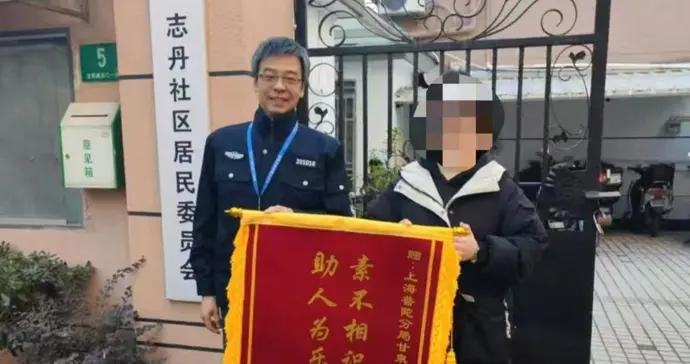 樓道內瀰漫濃煙！租客忘關煤氣竈，多虧社區民警及時處置