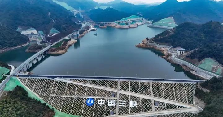 “超級充電寶”的超級強度：“指甲蓋”上站兩人