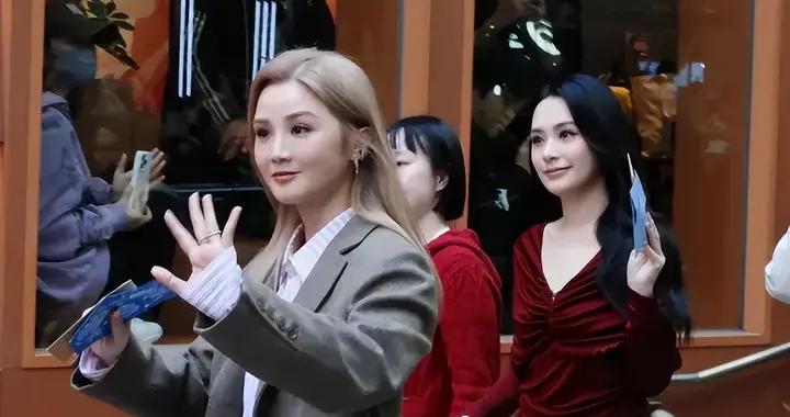 44歲阿嬌與43歲阿sa同框：骨相皮相的較量，藏着歲月最真實的答案