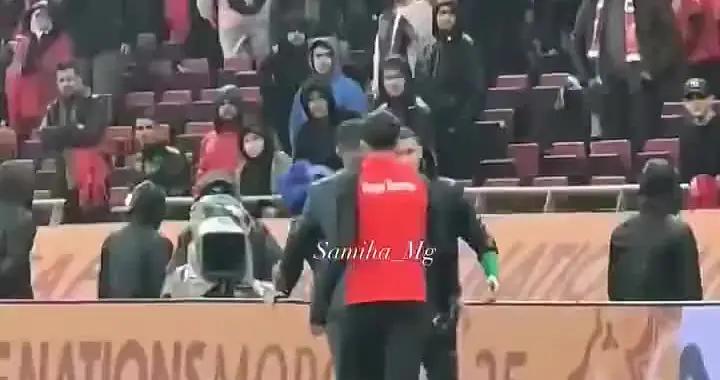 我毛巾呢，上看臺了？門迪場邊放了兩條毛巾，一回頭全沒了