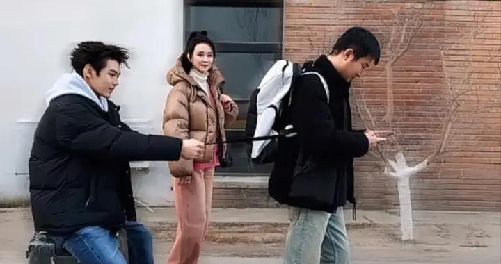 王豔曬家庭照，扎馬尾看着比小8歲繼子年輕，球球比王爍帥很多