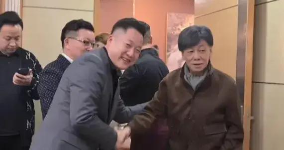 經紀人曝梁小龍去世細節，堅持7小時等家人，親友一直握着他的手