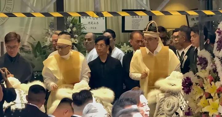 向華炎追悼會：兒子穿孝服、白獅弔孝，向太穿貂貴氣，四千人送別