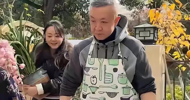 62歲馬曉峯現狀曝光：住上海獨院別墅，頭髮花白、患癌後說不清話