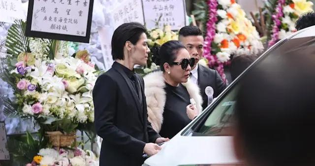 向華炎追悼會舉行！向華強夫婦帶向佐現身，82歲陳惠敏拄柺杖送行