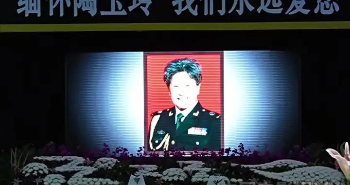 陶玉玲追悼會，女兒忍痛操辦後事，遺像不同尋常，李明啓哭成淚人