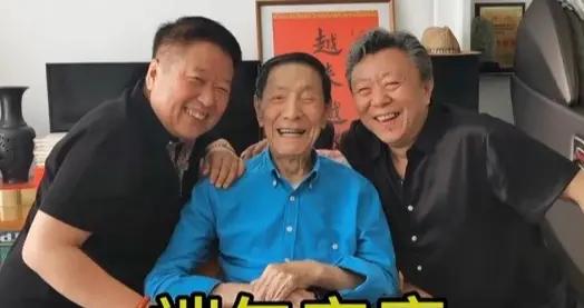 楊振華晚年生活照曝光，家中破舊用罐子裝硬幣，寫毛筆字蒼勁有力