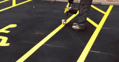 馬路上的黃線、白線和路標，都是怎麼畫的？