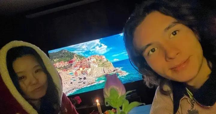 龔琳娜小兒子回雲南，別墅裝98寸電視連看3天，母子倆燒火爐取暖