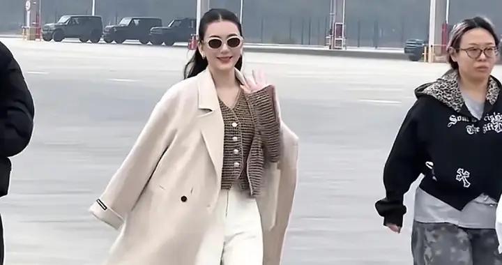 方媛三胎後回安徽老家，穿小香外套披長大衣很霸氣，小臉高級耐看