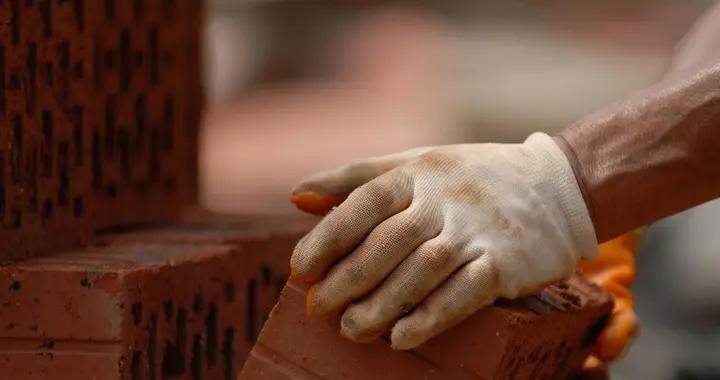 爲什麼工地搬磚，不能代替健身擼鐵？