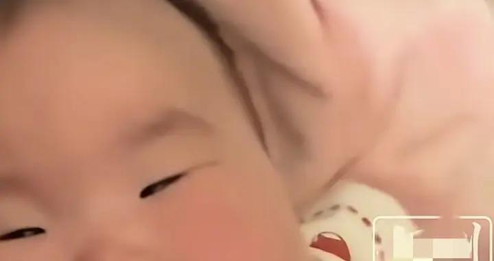 夫妻雙眼皮大眼睛生出單眼皮眯眯眼閨女，以爲抱錯！奶奶卻樂開花