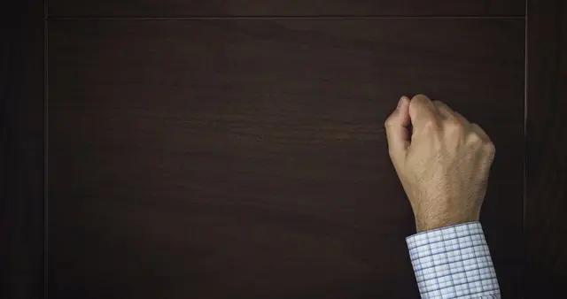 朋友知道我有20萬後，竟然跪求我借18萬去給他母親做手術