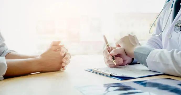 候診時突然倒下！上海七旬老人心跳呼吸驟停，醫護“黃金一分鐘”搶回一命